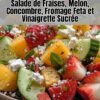 Salade Colorée aux Fraises, Melon, Concombre, et Fromage Feta avec Vinaigrette Sucrée