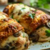 Pollo Relleno Con Queso y Champiñones Cremosos