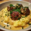 Boulettes de viande savoureuses dans une sauce crémeuse
