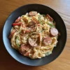 Pâtes cajun avec saucisses, un plat savoureux et épicé