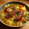 Recette de chou braisé aux saucisses dans une casserole.