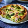 Clafoutis Salé Brocoli Jambon, un plat délicieux et réconfortant fait maison.