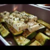 Courgettes r&ocirc;ties au four avec feta sur un plat en c&eacute;ramique