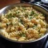 Recette de pâtes à l'ail crémeuses dans une casserole