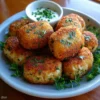 Croquettes de thon aux herbes fraîches prêtes à être dégustées.