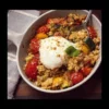 Crumble de Légumes avec Burrata crémeuse sur une assiette élégante.