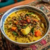 Curry de lentilles vertes au lait de coco dans un bol