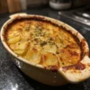 Gratin de pommes de terre, un plat délicieux et réconfortant, prêt à être dégusté.