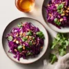 Salade de chou rouge aux saveurs asiatiques avec vinaigrette