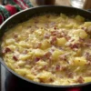Tartiflette à la poêle garnie de fromage et pommes de terre