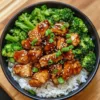 Bol de riz au poulet teriyaki avec légumes frais et sauce savoureuse