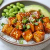 Bols de tofu collant garnis de légumes frais et assaisonnement savoureux