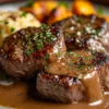 Bouchées de Steak au Beurre à l'Ail avec une sauce crémeuse au parmesan