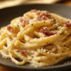 Plat de Carbonara italienne classique garnie de bacon