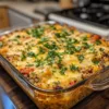 Casserole de quinoa aux légumes et fromage, un plat savoureux et nutritif.