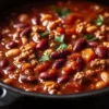 Bol de chili con carne épicé avec haricots et viande hachée