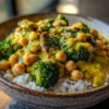 Plat de curry de brocoli avec pois chiches et champignons au lait de coco