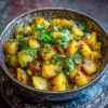 Curry de pommes de terre végétarien savoureux et coloré dans un plat