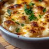 Gratin de pommes de terre à la raclette, un plat savoureux et réconfortant.