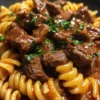 Pasta de bœuf BBQ au miel préparée dans une seule poêle, un plat délicieux et pratique.