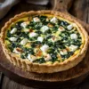 Quiche savoureuse aux épinards et feta, prête à être servie sur une table