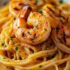 Linguine crémeux aux crevettes avec ail sur une assiette garnie