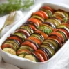 Bols de ratatouille colorée, un plat méditerranéen traditionnel.