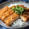 Tofu Katsu croustillant servi avec une sauce délicieuse.