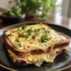 Un appétissant Croque Monsieur servi avec des frites croustillantes