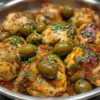 Cuisses de poulet épicées aux olives prêtes à être dégustées.