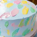 Gâteau décoré coloré