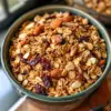 Bol de granola maison avec fruits secs et noix, idéal pour un petit-déjeuner sain