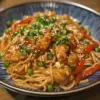 Nouilles sautées au poulet caramélisé, plat savoureux et coloré