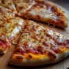 Pizza faite maison avec des ingrédients simples pour étudiants