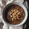 Porridge de millet au chocolat servi dans un bol