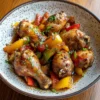 Poulet basquaise exquis avec tomates et poivrons, plat traditionnel français