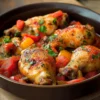 Poulet Basquaise au Chorizo présenté dans un plat coloré avec des légumes frais.