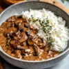 Plat de Stroganoff de Champignons servi dans un bol avec des herbes fraîches.