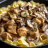 Stroganoff de poulet aux champignons servi dans un plat appétissant