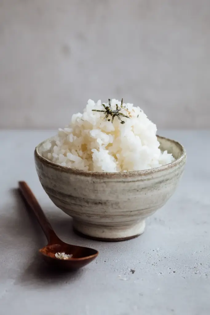 Salades & Bowls : L'Art des Repas Frais et Équilibrés 11 Base de bol de riz à sushi