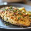 Filet de poulet cuit au four, prêt à être servi avec des légumes