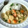 Plat de poulet aux légumes avec une sauce crémeuse et colorée