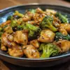Poulet saut&eacute; au brocoli dans une assiette, plat savoureux et color&eacute;.