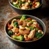 Poulet sauté aux noix de cajou et épices douces dans une poêle