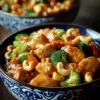 Poulet sauté aux noix de cajou et épices douces dans une poêle