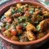 Tajine de Poulet Épicé, un plat savoureux et aromatique dans un plat traditionnel.