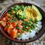 Bol de poke au saumon et à l'avocat