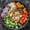 Bol de poulet grec avec légumes frais et sauce tzatziki
