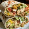 Burritos au poulet, avocat et sauce ranch sur une assiette