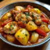 Plat de poulet avec poivrons et pommes de terre dans une sauce tomate